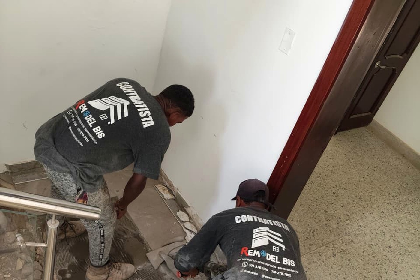Enchapes — servicio profesional de REMODEL BIS en Barranquilla