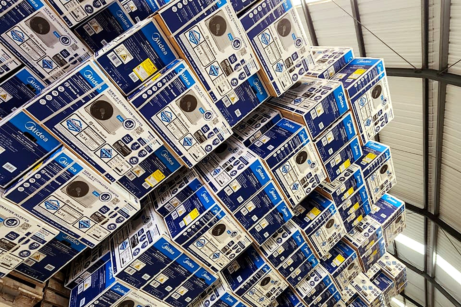 Estibas con equipos de aire acondicionado Midea almacenados en la bodega de REMODEL BIS en Barranquilla