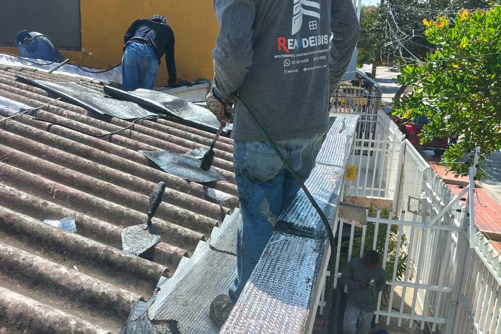 Instalación y sellado de teja metálica en cubierta