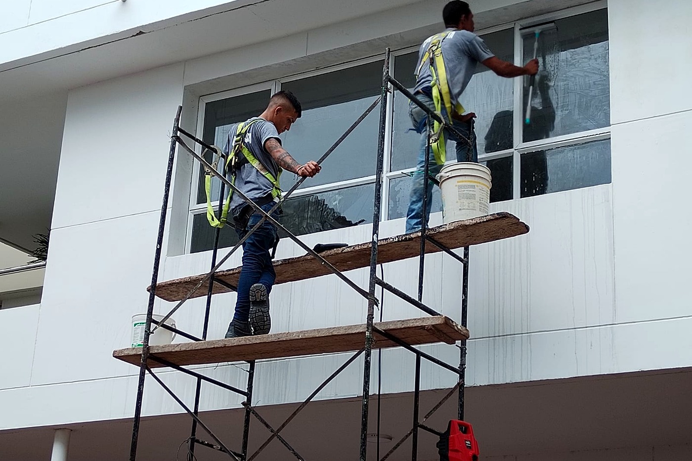 Limpieza de vidrios — servicio profesional de REMODEL BIS en Barranquilla